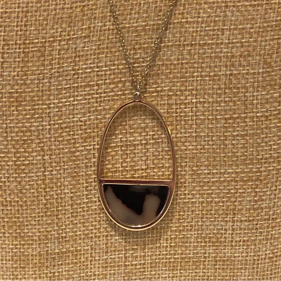 GORGEOUS Loft Necklace long gold tone chain with oval pendant faux tortoise - Picture 6 of 11